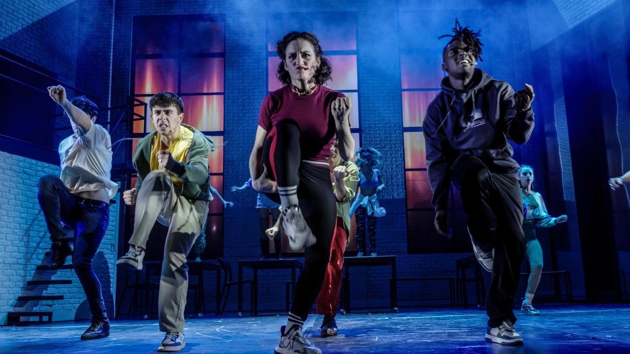 Una scena di «Saranno famosi. Fame Il Musical» in scena al Politeama sabato prossimo alle 21, con replica domenica alle 16. Nella foto in basso gli attori che interpretano gli insegnanti della scuola di Performing Arts di New York Una scena di «Saranno famosi. Fame Il Musical» in scena al Politeama sabato prossimo alle 21, con replica domenica alle 16. Nella foto in basso gli attori che interpretano gli insegnanti della scuola di Performing Arts di New York