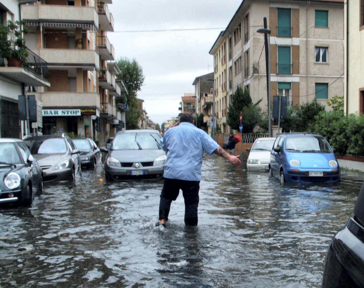 Viareggio, linee in tilt in gran parte del centro. Banche, uffici, tabacchini in crisi: “I gestori non intervengono” Viareggio, linee in tilt in gran parte del centro. Banche, uffici, tabacchini in crisi: “I gestori non intervengono”