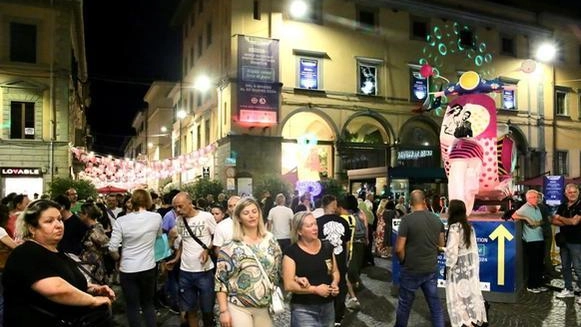 Dopo l’affondo di Confcommercio («Le aperture serali dei negozi. sono state un flop») continua il dibattito a Pontedera Dopo l’affondo di Confcommercio («Le aperture serali dei negozi. sono state un flop») continua il dibattito a Pontedera