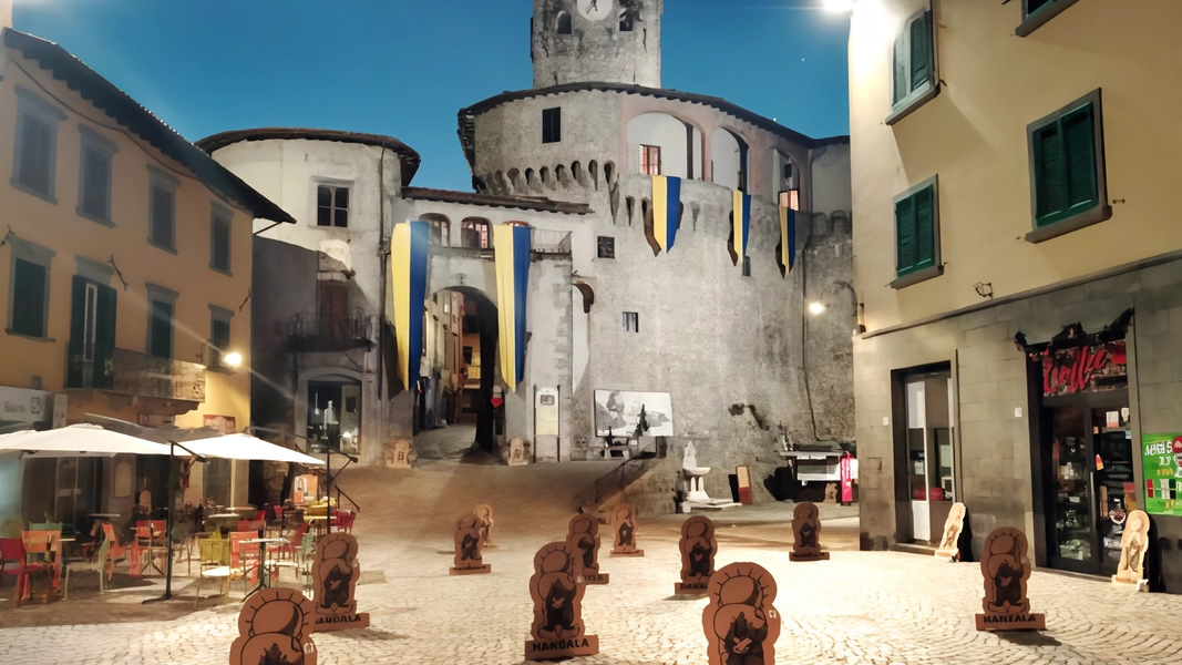 Le sagome di Handala, il bimbo, al quale è stata negata l’infanzia, è diventato col tempo un simbolo della lotta per la liberazione della Palestina, sono comparse ieri mattina per le piazze e le strade di Castelnuovo Le sagome di Handala, il bimbo, al quale è stata negata l’infanzia, è diventato col tempo un simbolo della lotta per la liberazione della Palestina, sono comparse ieri mattina per le piazze e le strade di Castelnuovo
