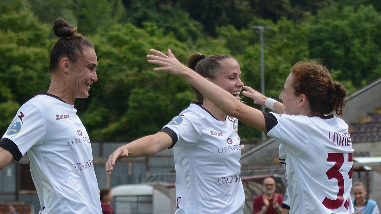 L’abbraccio dopo un gol delle amaranto L’abbraccio dopo un gol delle amaranto