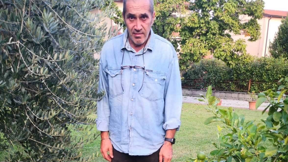 Gianfranco Piccione, artigiano, mostra il pezzo di cordolo volato sul tetto della sua casa, poi sulla sua auto e atterrato nel suo giardino Gianfranco Piccione, artigiano, mostra il pezzo di cordolo volato sul tetto della sua casa, poi sulla sua auto e atterrato nel suo giardino