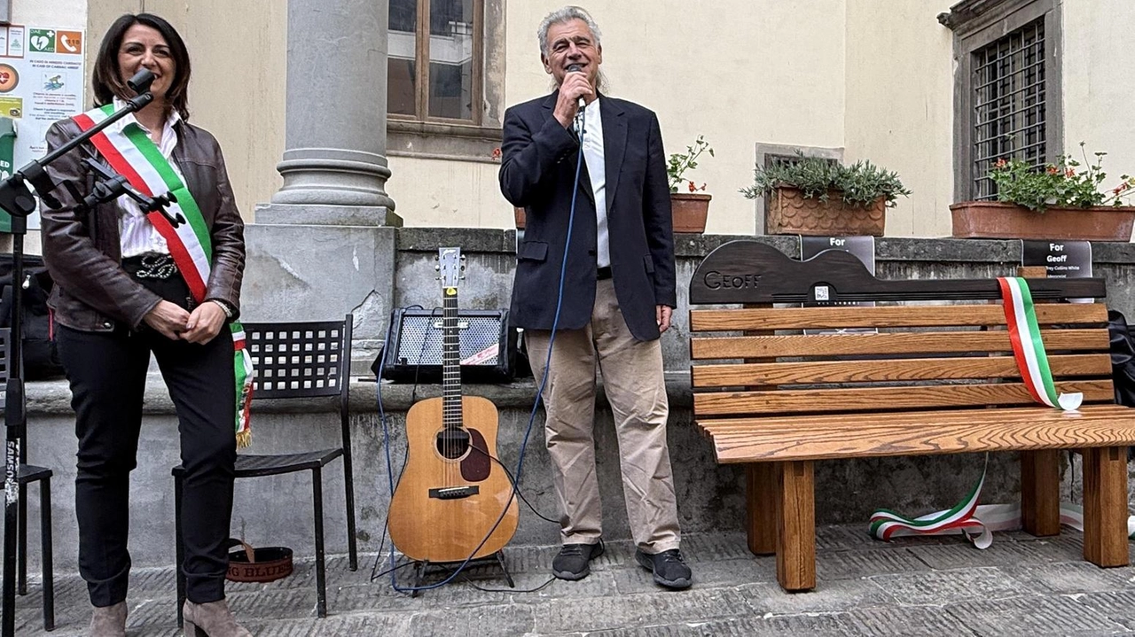 La sindaca Caterina Campani, ieri pomeriggio, in piazza Salvi per l’inaugurazione della panchina dedicata al musicista britannico Geoff Collins White che si è era stabilito da tampo a Barga La sindaca Caterina Campani, ieri pomeriggio, in piazza Salvi per l’inaugurazione della panchina dedicata al musicista britannico Geoff Collins White che si è era stabilito da tampo a Barga
