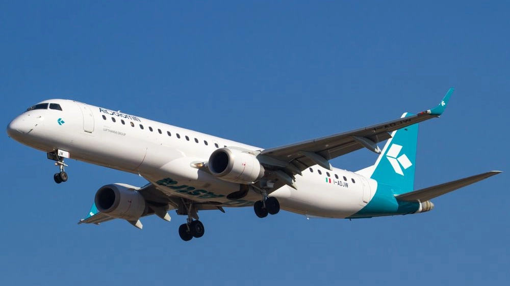 Un volo Air Dolomiti (foto di repertorio) Un volo Air Dolomiti (foto di repertorio)