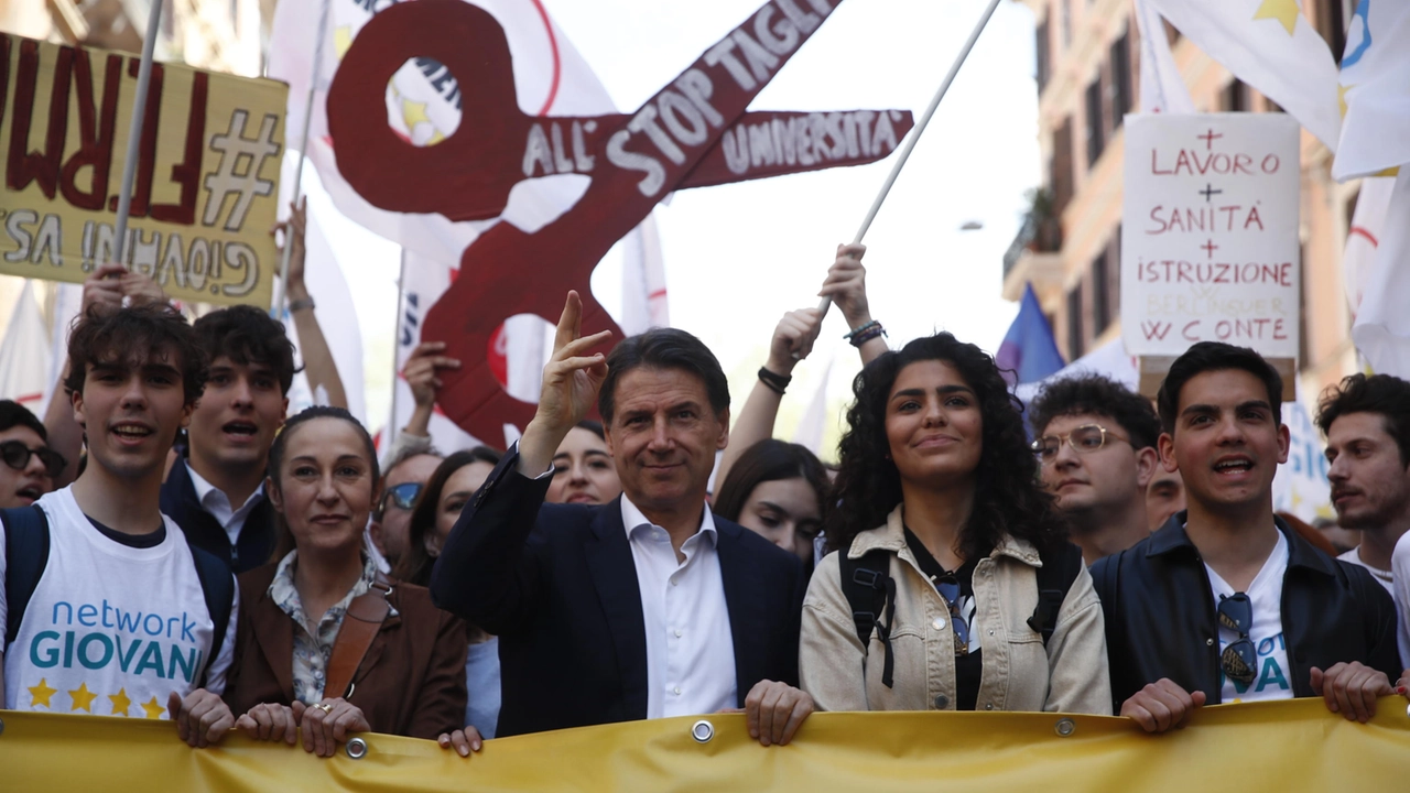 M5s, leader Giuseppe Conte, in piazza (Ansa)