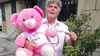 Brunello Fanini con la mascotte del Giro della Toscana femminile