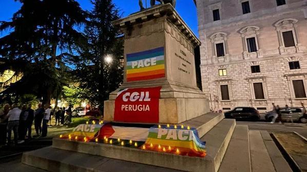 "Stop alle guerre": l’Umbria in piazza per la pace. Flash mob in dieci città "Stop alle guerre": l’Umbria in piazza per la pace. Flash mob in dieci città