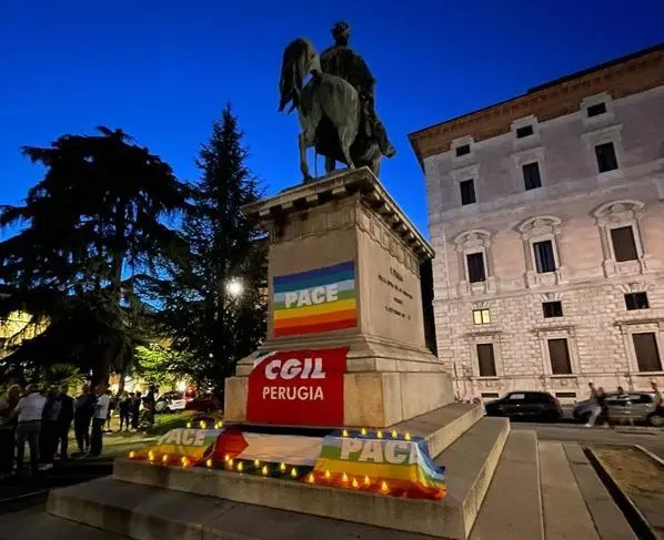 "Stop alle guerre": l’Umbria in piazza per la pace. Flash mob in dieci città