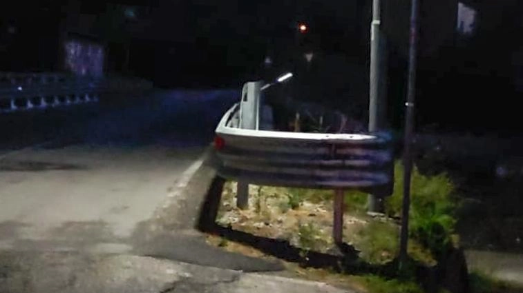 In via Petricci i residenti hanno trovato una sulozione “in autonomia“ al problema del buio in strada