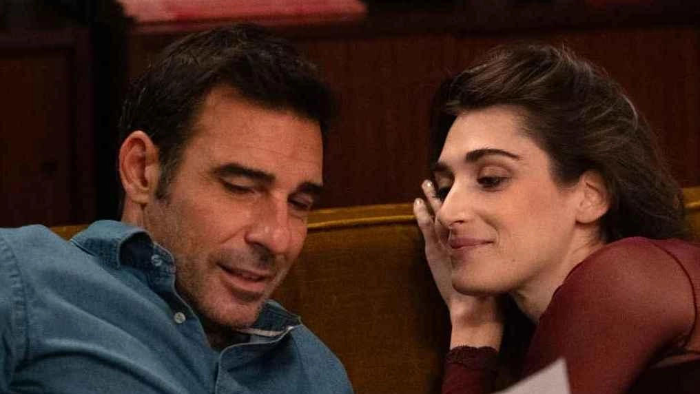 Edoardo Leo e Pilar Fogliati in una scena di Follemente, la commedia di Paolo Genovese con un grande cast di attori italiani. Al cinema Eden
