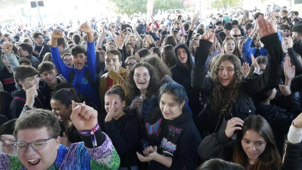 La protesta degli alunni dell’istituto Datini foto Attalmi La protesta degli alunni dell’istituto Datini foto Attalmi
