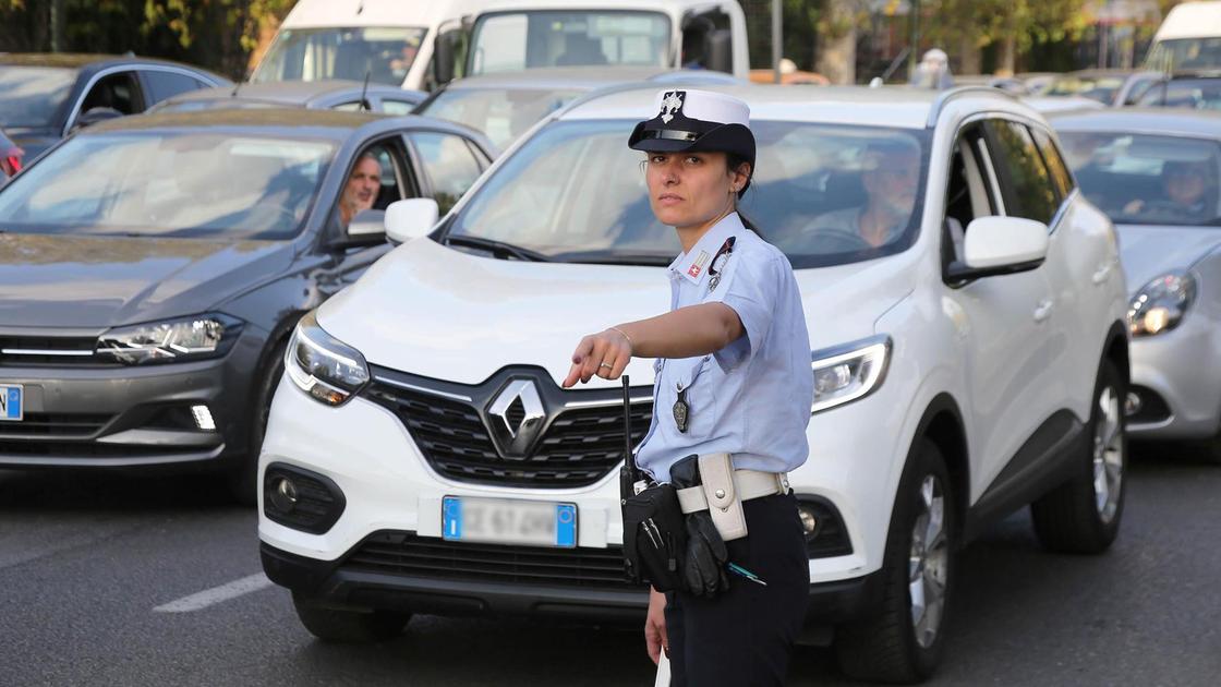 Doppia fila e sosta selvaggia. Scatta il piano ’viali liberi’: "Useremo la tecnologia" Doppia fila e sosta selvaggia. Scatta il piano ’viali liberi’: "Useremo la tecnologia"
