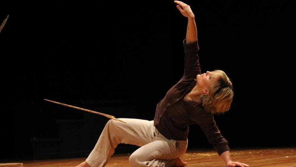 Silvia Bennet abita alla Migliarina: è ballerina e coreografa e lavora per la compagnia IF Prana fondata nel 2011 Silvia Bennet abita alla Migliarina: è ballerina e coreografa e lavora per la compagnia IF Prana fondata nel 2011