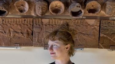 Sette giovani artisti internazionali reinterpretano le collezioni dei musei senesi, avviando un autunno di confronto con il contemporaneo. Il progetto 'Vis-à-Vis' promuove il dialogo tra arte e patrimonio culturale in varie sedi della Toscana. Sette giovani artisti internazionali reinterpretano le collezioni dei musei senesi, avviando un autunno di confronto con il contemporaneo. Il progetto 'Vis-à-Vis' promuove il dialogo tra arte e patrimonio culturale in varie sedi della Toscana.