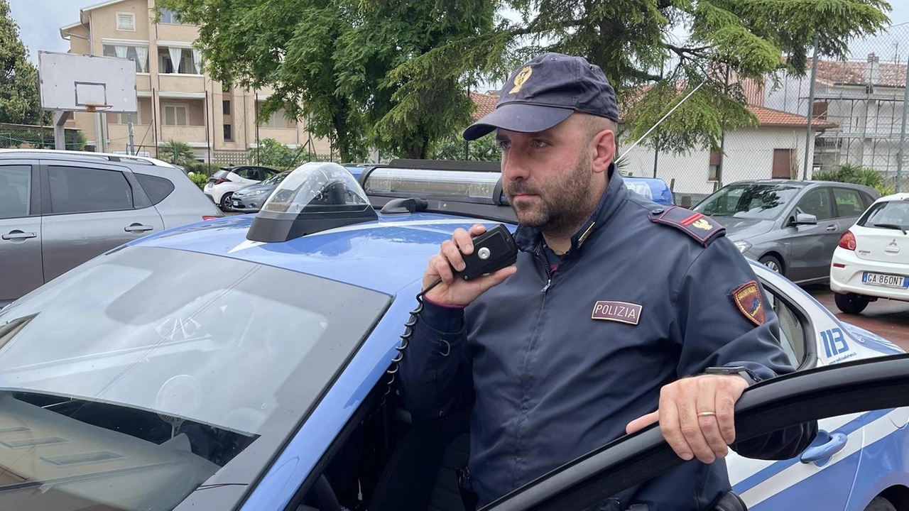È entrato nel negozio Arcaplanet di via Pistoiese con in mano un taglierino. È venerdì pomeriggio, orario chiusura.... È entrato nel negozio Arcaplanet di via Pistoiese con in mano un taglierino. È venerdì pomeriggio, orario chiusura....