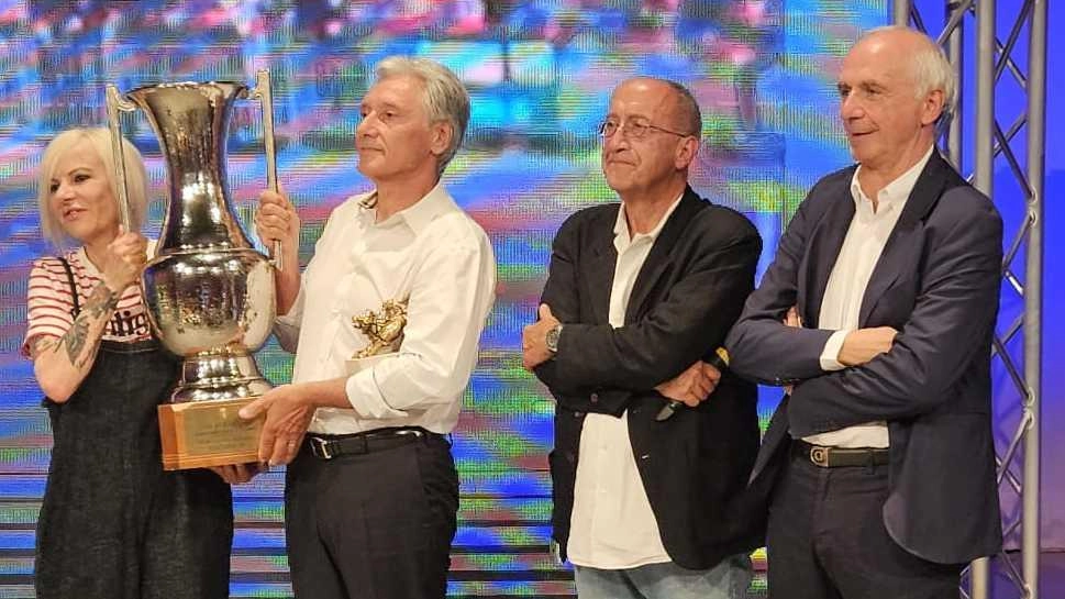 Laura del Tongo consegna il trofeo della Milano Sanremo 1983 a Beppe Saronni Laura del Tongo consegna il trofeo della Milano Sanremo 1983 a Beppe Saronni