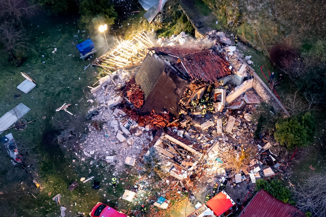 Le immagini della villetta distrutta (Foto Borghesi)