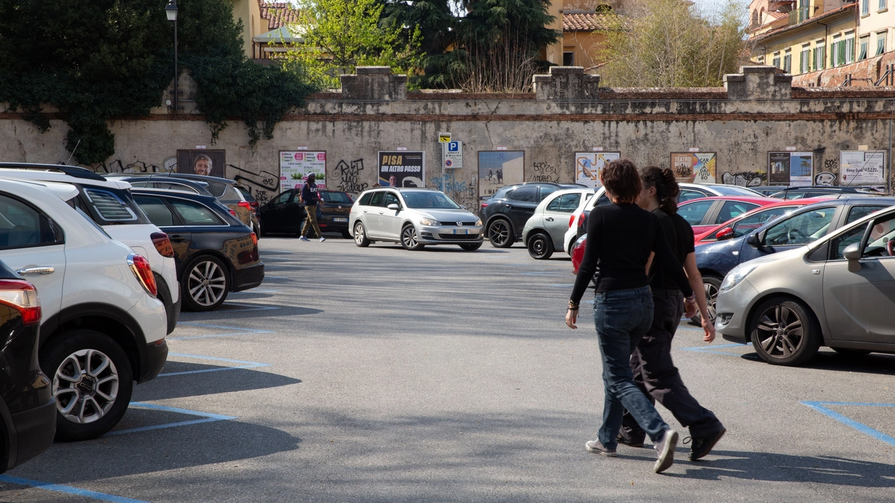 Piazza Santa Caterina, il luogo dove è avvenuta la rapina a un giovanissimo studente (Foto Enrico Mattia Del Punta)