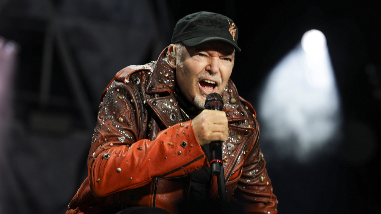 Vasco Rossi (73 anni) stasera e domani sarà live alla Visarno Arena Vasco Rossi (73 anni) stasera e domani sarà live alla Visarno Arena