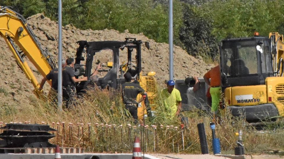 Alcuni dei mezzi dati alle fiamme durante la notte fra giovedì e ieri Alcuni dei mezzi dati alle fiamme durante la notte fra giovedì e ieri