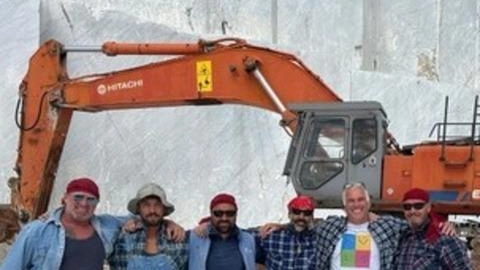 I cavatori della cava Lazzareschi con il produttore. Marcantonio Borghese I cavatori della cava Lazzareschi con il produttore. Marcantonio Borghese