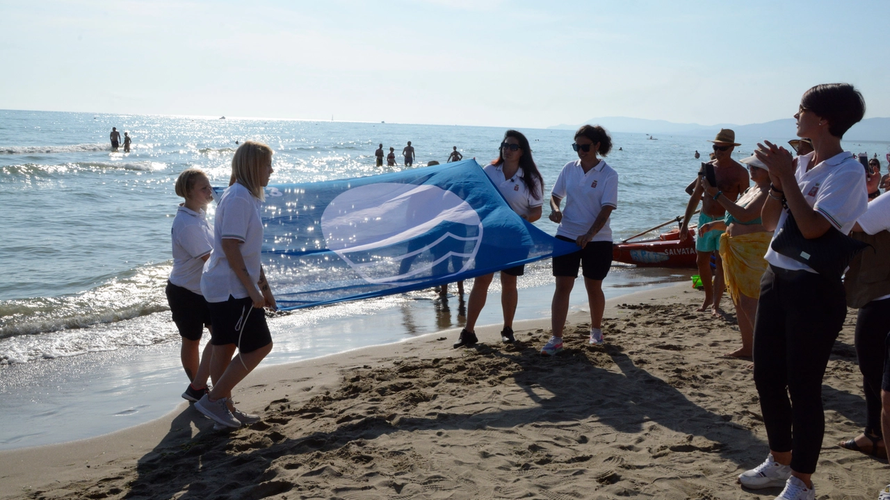 Le Bandiere Blu della Toscana e della Liguria, ecco i riconoscimenti del 2025 / 