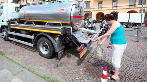 Autobotte in un'immagine di repertorio. Il guasto idrico ha interessato la zona dell'Osmannoro Autobotte in un'immagine di repertorio. Il guasto idrico ha interessato la zona dell'Osmannoro