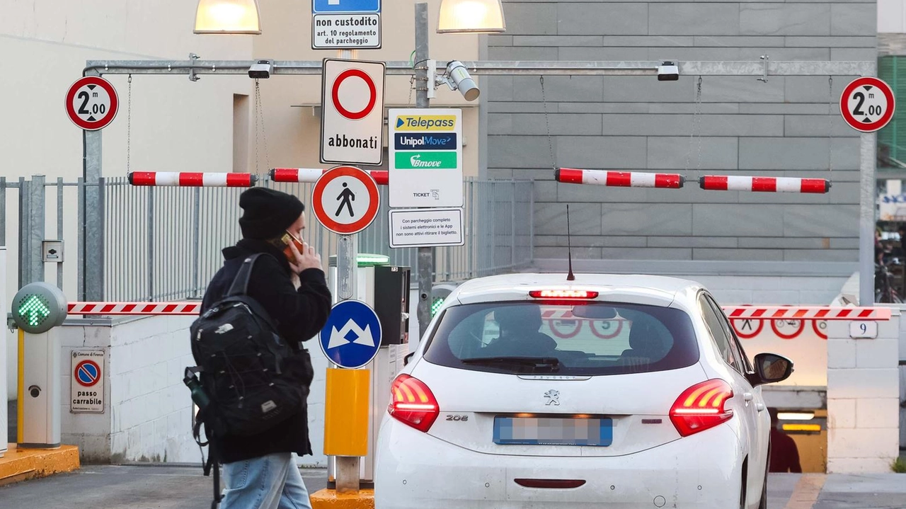 L’ingresso di un’area di sosta gestita da Firenze Parcheggi in città L’ingresso di un’area di sosta gestita da Firenze Parcheggi in città
