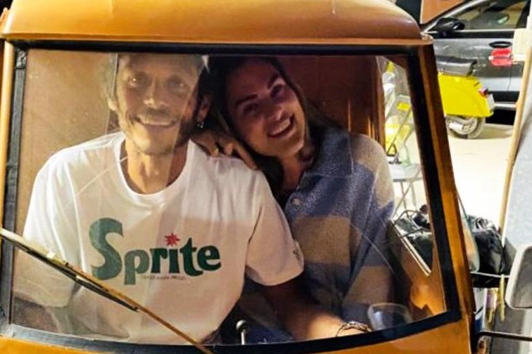 L’ex campionissimo delle moto Valentino Rossi dentro l’Ape con la moglie Francesca Sofia Novello