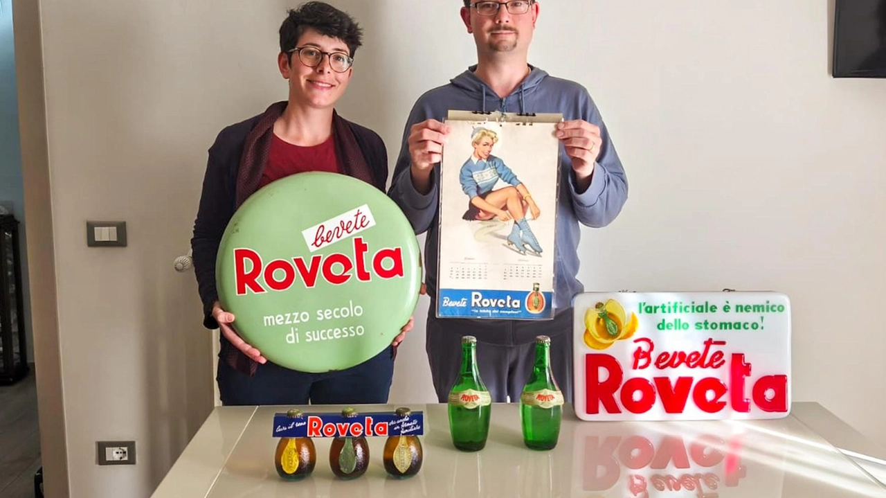 Serena Bellotto e Alessio Argentieri hanno dato vita a un gruppo Facebook ‘Sorgente Roveta Scandicci’, collezionano oggetti e documenti del marchio Serena Bellotto e Alessio Argentieri hanno dato vita a un gruppo Facebook ‘Sorgente Roveta Scandicci’, collezionano oggetti e documenti del marchio
