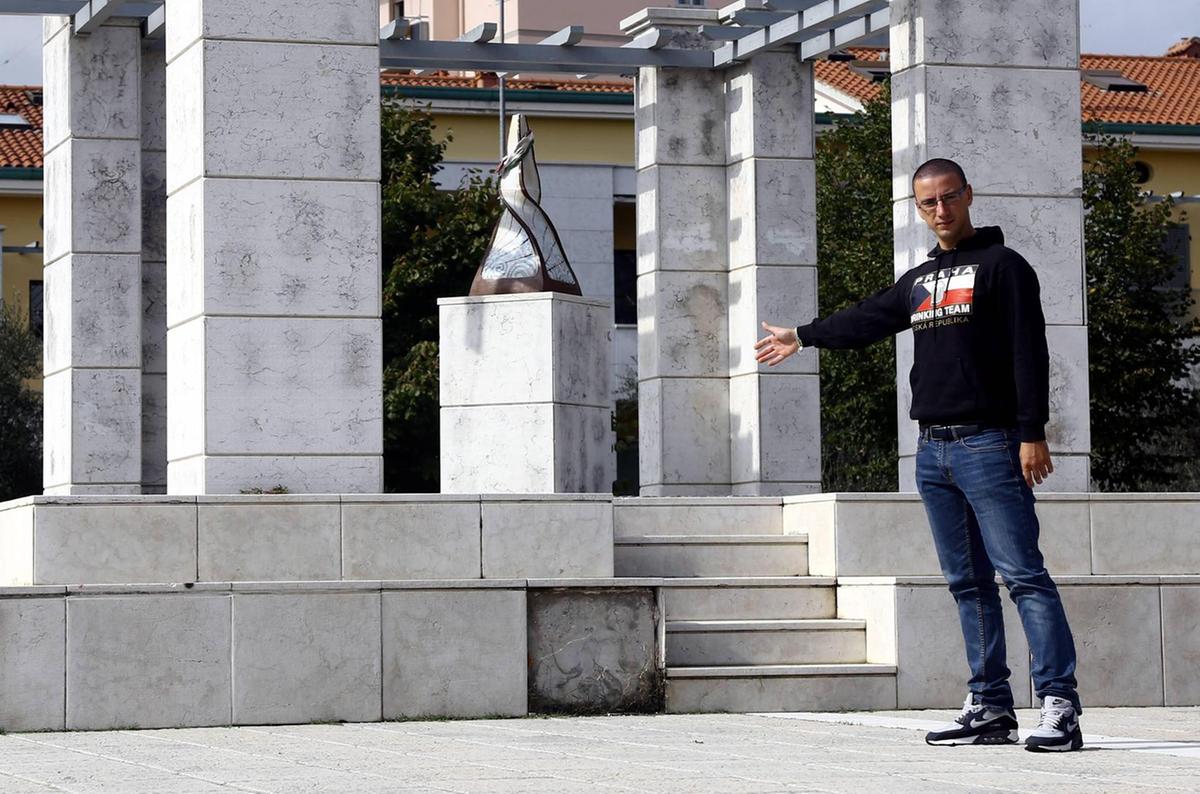 Marmo staccato e detriti a terra. Danni al monumento per i caduti Marmo staccato e detriti a terra. Danni al monumento per i caduti