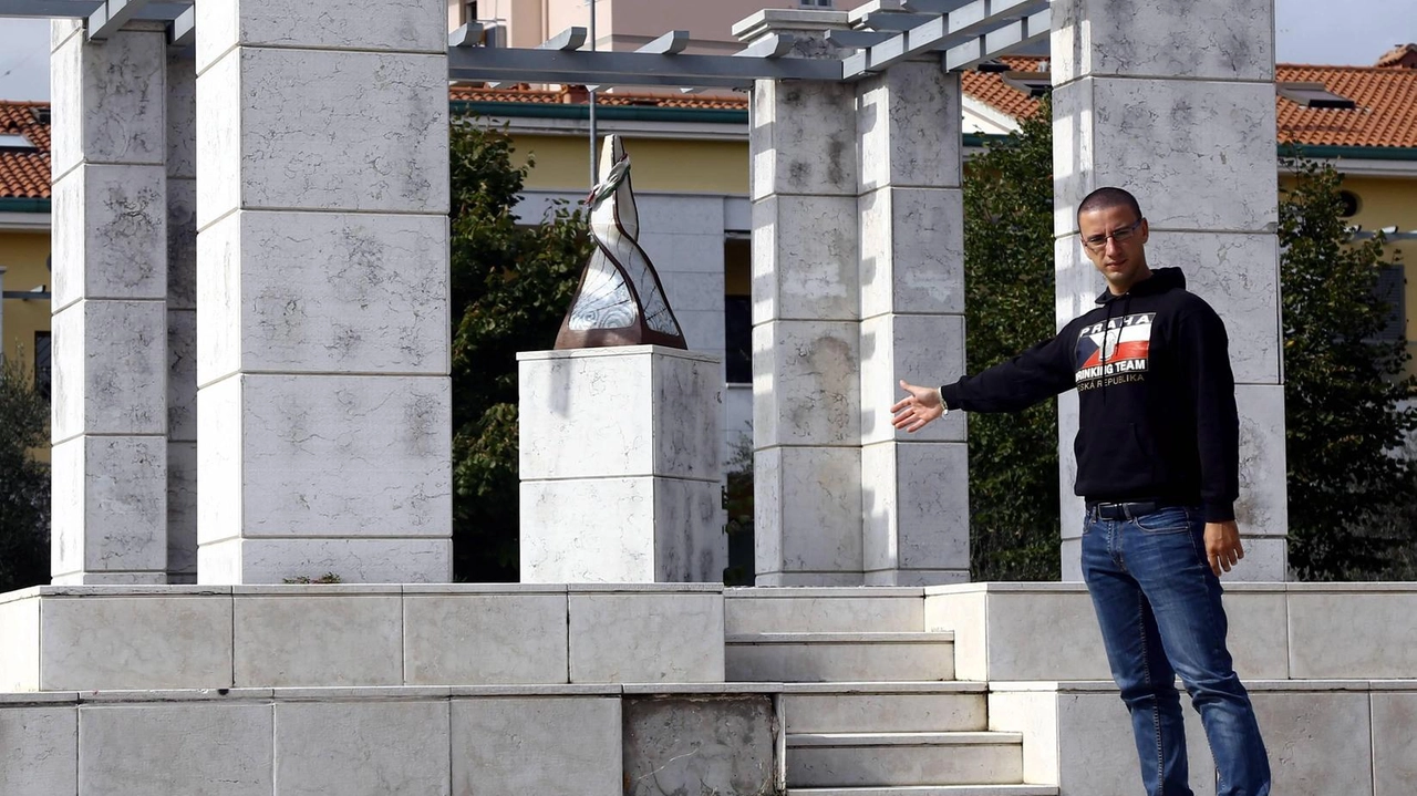 Ancora una volta dovrà intervenire l’amministrazione. Nella piazzetta di Colonnata vandali e ragazzini irrispettosi. . Ancora una volta dovrà intervenire l’amministrazione. Nella piazzetta di Colonnata vandali e ragazzini irrispettosi. .