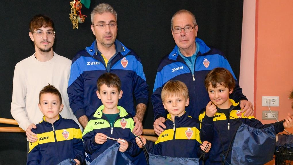 Nelle tre foto i ragazzi della scuola Caldio della Molinense durante la festa degli auguri di Natale Nelle tre foto i ragazzi della scuola Caldio della Molinense durante la festa degli auguri di Natale