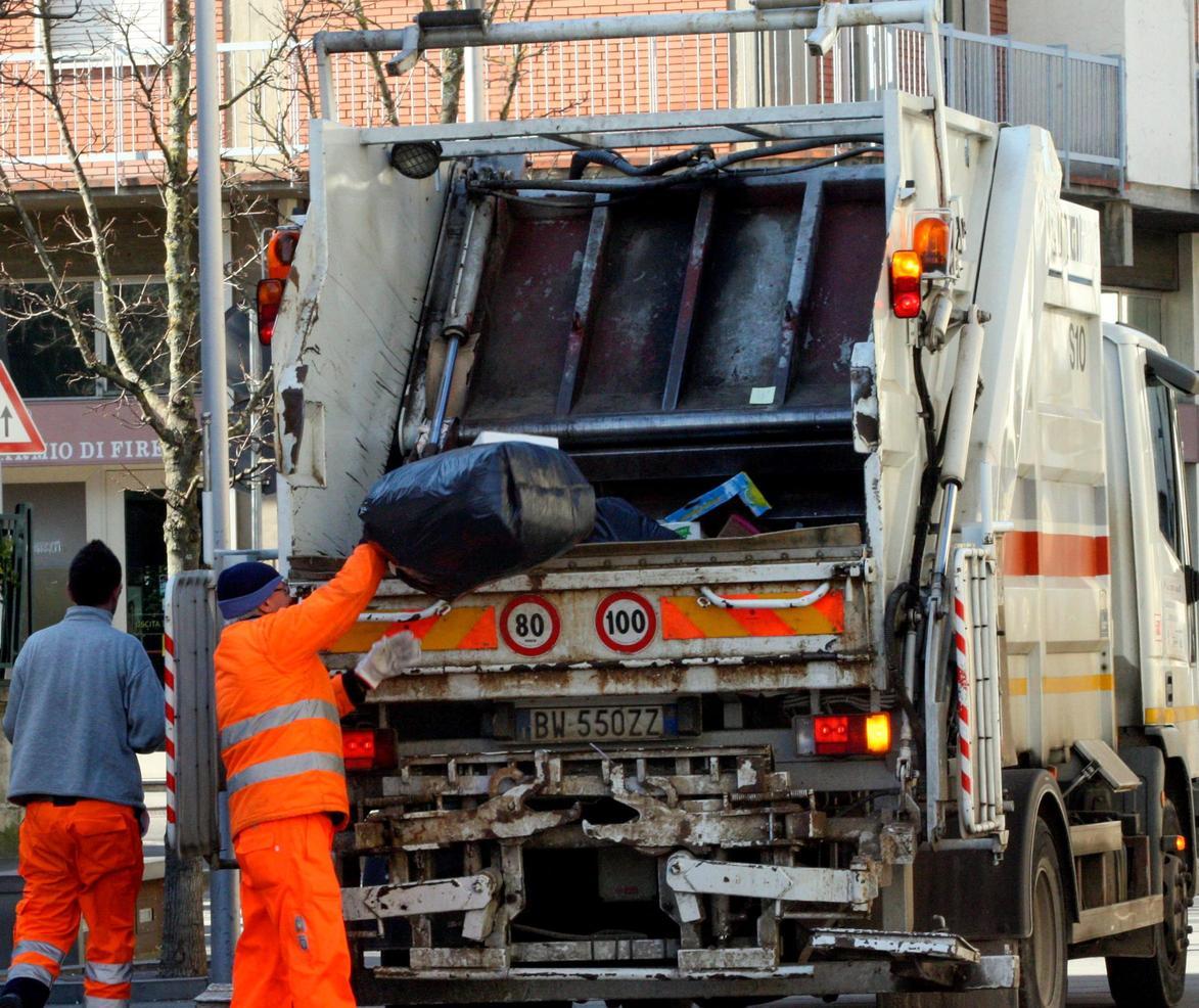 Rifiuti, cittadini infuriati: "Con la Taric troppi rincari" Rifiuti, cittadini infuriati: "Con la Taric troppi rincari"