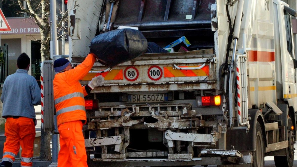Secondo alcuni cittadini le spese per la raccolta rifiuti sono troppo care Secondo alcuni cittadini le spese per la raccolta rifiuti sono troppo care