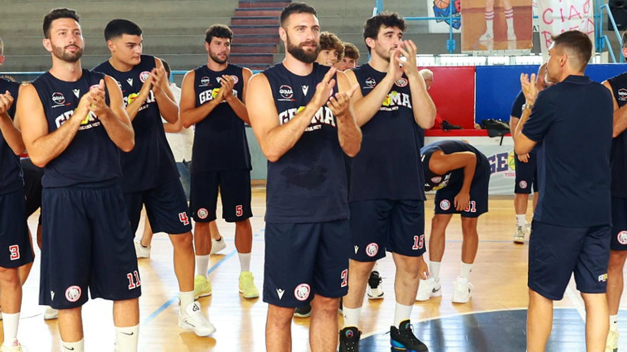 Al centro Daniele Toscano applaude il giorno del primo allenamento (Goiorani) Al centro Daniele Toscano applaude il giorno del primo allenamento (Goiorani)