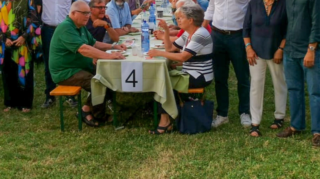 Circa 400 persone si sono sedute ai tavoli sistemati sul campo dell’Albor Grassina diventato per l’occasione un ristorante a... Circa 400 persone si sono sedute ai tavoli sistemati sul campo dell’Albor Grassina diventato per l’occasione un ristorante a...