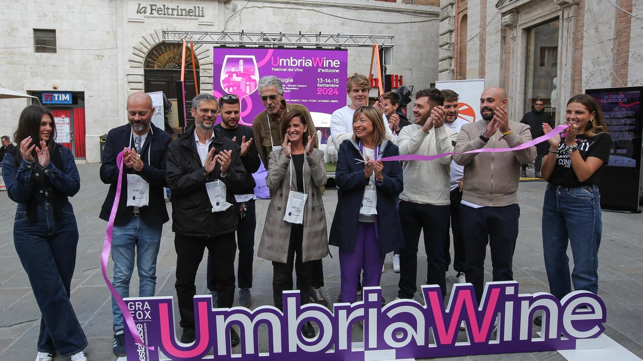 Il festival "Umbria Wine" celebra le eccellenze vitivinicole della regione con degustazioni, conferenze, musica dal vivo e street food. Con 51 cantine aderenti e un'ampia offerta di intrattenimento, l'evento promuove la cultura del vino e l'arte, coinvolgendo la città e i visitatori. Il festival "Umbria Wine" celebra le eccellenze vitivinicole della regione con degustazioni, conferenze, musica dal vivo e street food. Con 51 cantine aderenti e un'ampia offerta di intrattenimento, l'evento promuove la cultura del vino e l'arte, coinvolgendo la città e i visitatori.