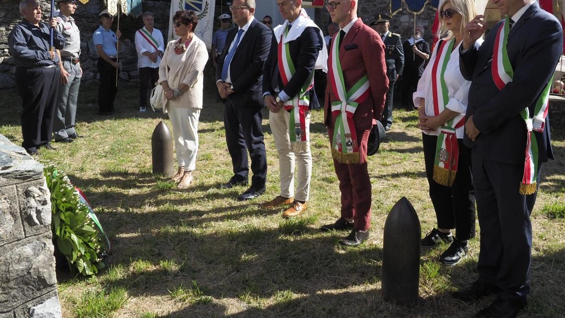 Le autorità raccolte intorno al monumento ai caduti durante una precedente cerimonia per l’eccidio di Vinca Le autorità raccolte intorno al monumento ai caduti durante una precedente cerimonia per l’eccidio di Vinca