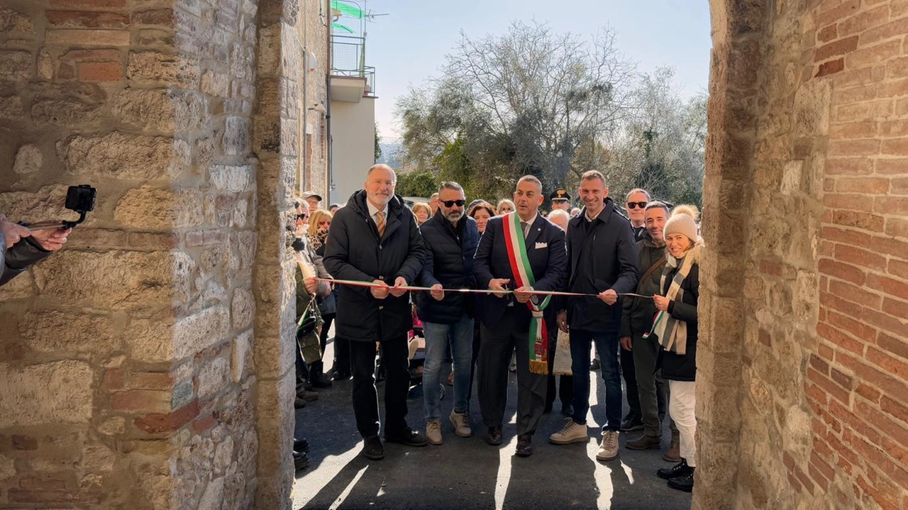 Il taglio del nastro dei lavori che hanno interessato il centro storico di Collevalenza. Grande entusiasmo da parte di tutta la comunità per il restyling del borgo Il taglio del nastro dei lavori che hanno interessato il centro storico di Collevalenza. Grande entusiasmo da parte di tutta la comunità per il restyling del borgo