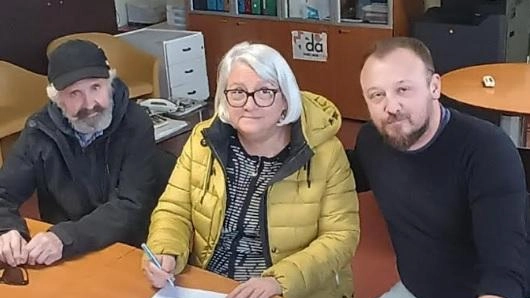 Il momento della firma di un nuovo capitolo della collaborazione già in atto fra le due associazioni di volontariato Il momento della firma di un nuovo capitolo della collaborazione già in atto fra le due associazioni di volontariato