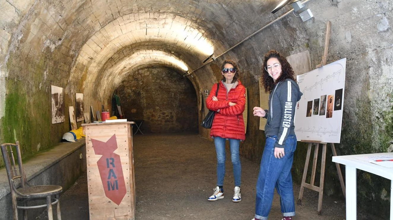 Tanti hanno atteso facendo code per vedere i luoghi della memoria. Davanti a Palazzo Ducale e alla Martana lo storico intreccio di cunicoli segreti. Del Vecchio (Cgil) attacca: "Indignato per la chiusura del 25 aprile".