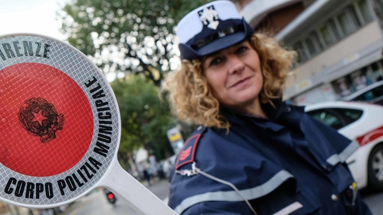 Giovane turista ungherese multato a Firenze per essere salito sulla fontana del Bacco. Secondo caso in una settimana di comportamenti scorretti nei confronti delle statue del centro storico.