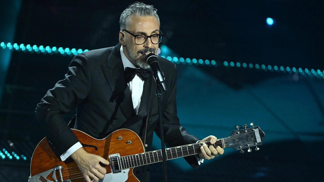 Brunori Sas, pseudonimo di Dario Brunori, è atteso stasera sul palco del Mandela Forum