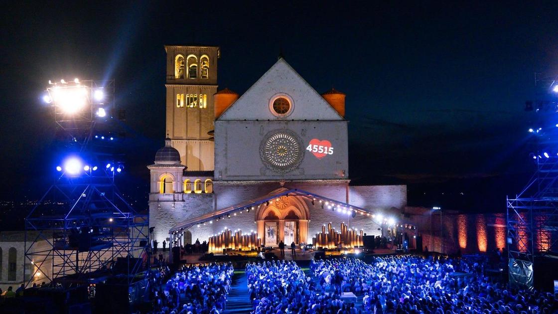 “Con il cuore, nel nome di Francesco“ torna ad Assisi. Carlo Conti conduce il concerto in diretta su Rai 1 “Con il cuore, nel nome di Francesco“ torna ad Assisi. Carlo Conti conduce il concerto in diretta su Rai 1