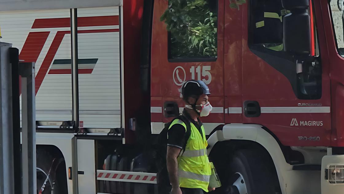 Scontro auto furgone, un mezzo prende fuoco. Un uomo salvato dalle fiamme Scontro auto furgone, un mezzo prende fuoco. Un uomo salvato dalle fiamme