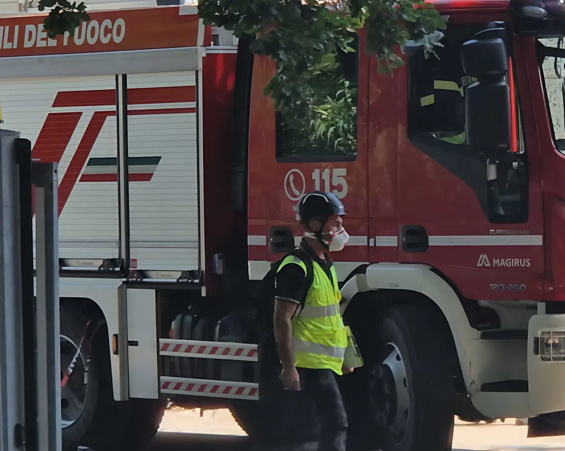 Scontro auto-furgone, un mezzo prende fuoco. Un uomo salvato dalle fiamme