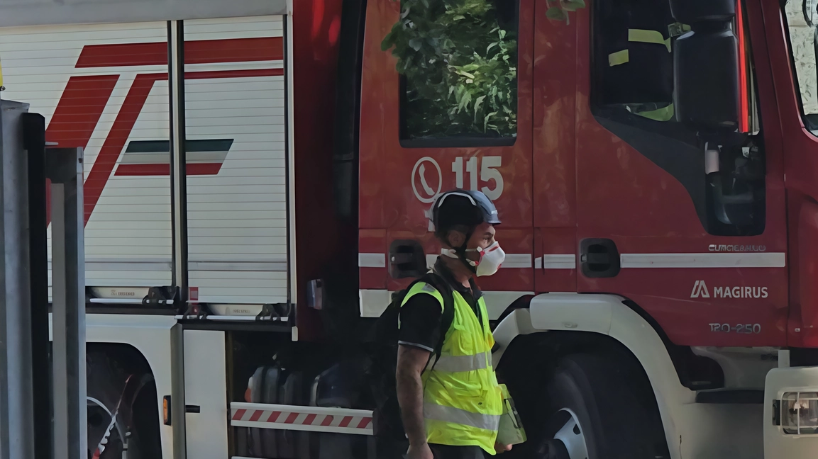 Provvidenziale l'intervento dei vigili del fuoco per estrarre l'uomo dalle fiamme