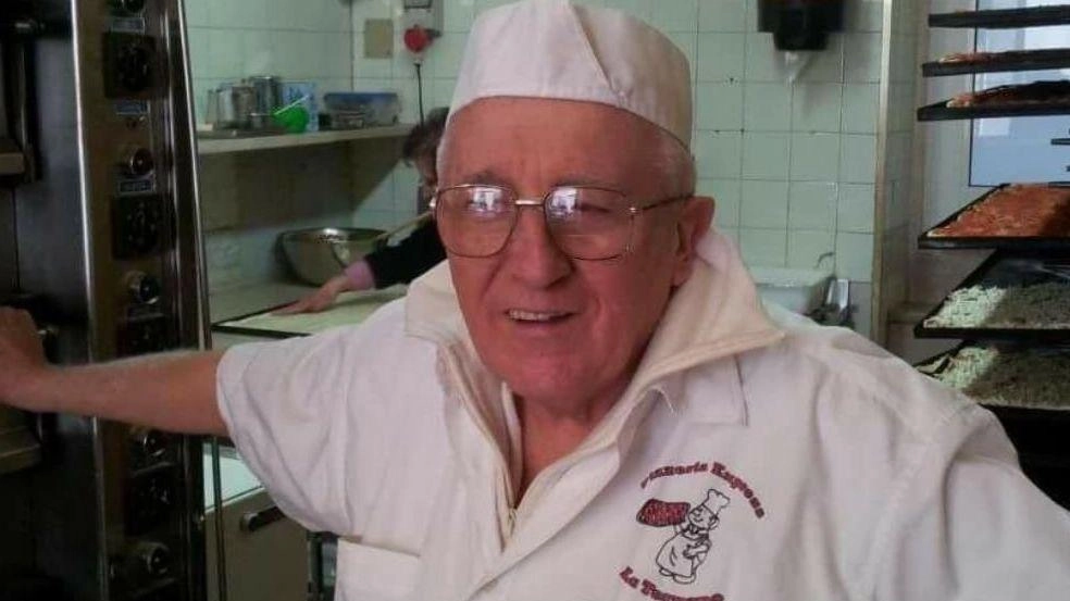 Sommario: Addio a Vincenzo Manni, storico titolare della pizzeria al taglio a Città di Castello. Un'icona locale amata per la sua passione per il calcio e la tradizione culinaria. Sommario: Addio a Vincenzo Manni, storico titolare della pizzeria al taglio a Città di Castello. Un'icona locale amata per la sua passione per il calcio e la tradizione culinaria.