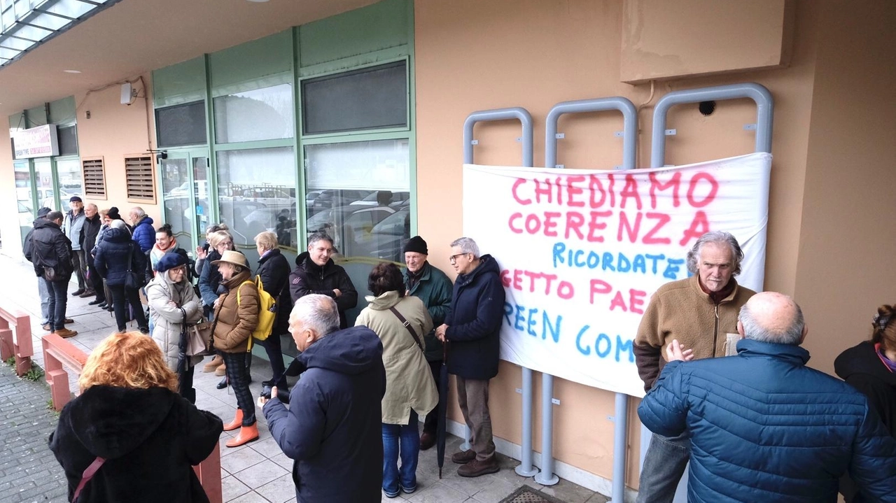 Una delle ultime manifestazioni da parte del comitato contrario all’antenna davanti all’Unione dei comuni per protestare contro la volontà di realizzare un’antenna nel loro territorio Una delle ultime manifestazioni da parte del comitato contrario all’antenna davanti all’Unione dei comuni per protestare contro la volontà di realizzare un’antenna nel loro territorio